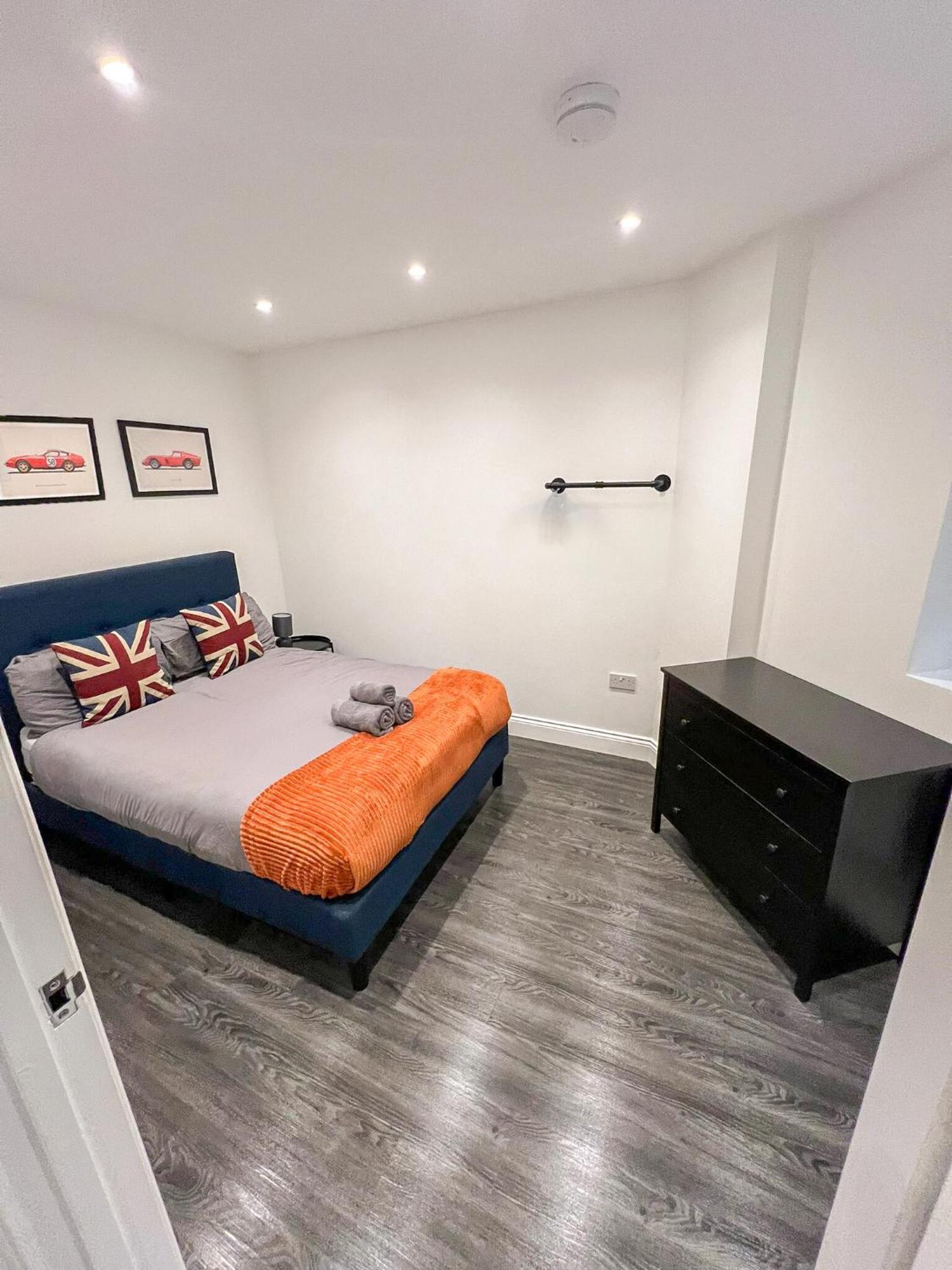 1-Bedroom Apartments In Shoreditch, Old Street, Hoxton Лондон Экстерьер фото
