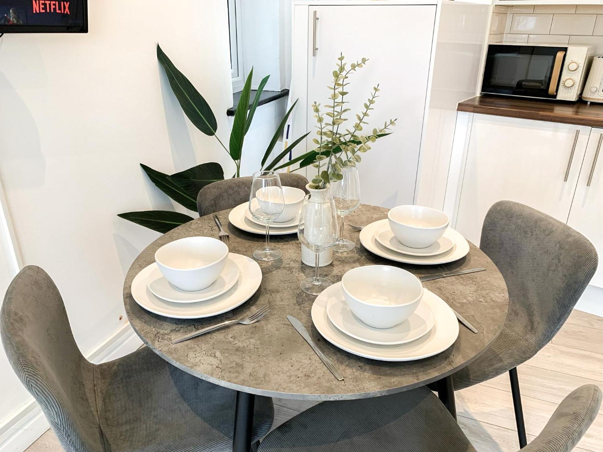 1-Bedroom Apartments In Shoreditch, Old Street, Hoxton Лондон Экстерьер фото