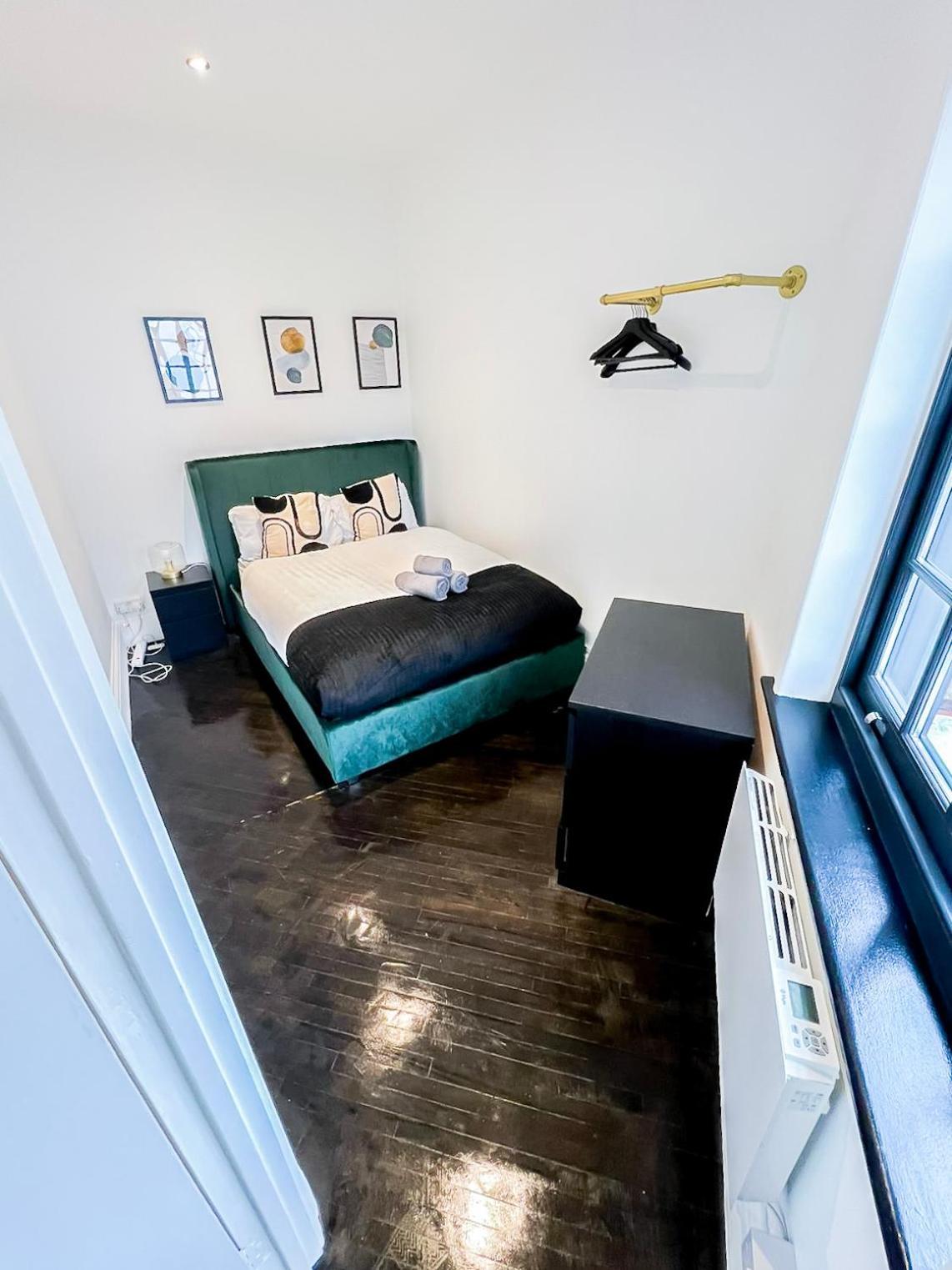1-Bedroom Apartments In Shoreditch, Old Street, Hoxton Лондон Экстерьер фото